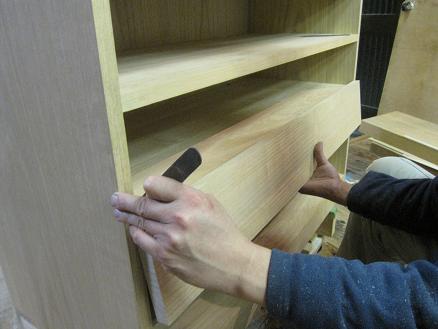 桐たんす製造、引出し前板左側木口を合わせる