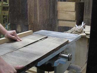 桐たんす製作、木取り、必要な長さに桐材を切ります。